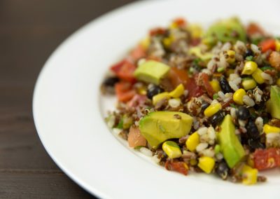 Insalata di mais, farro e avocado