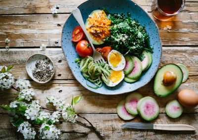 Insalata della salute con bietole e avocado