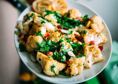 Insalata di cavolfiore grigliato e melagrana